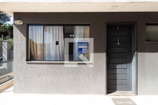 Janela + Placa de casa de condomínio para alugar com 2 quartos, 75m² em Itaquera, São Paulo