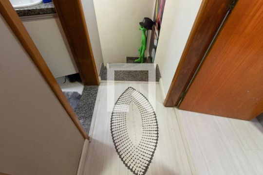 Escada de casa de condomínio para alugar com 2 quartos, 75m² em Itaquera, São Paulo