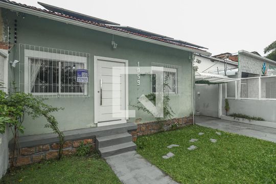 Fachada de casa à venda com 2 quartos, 330m² em Santa Maria Goretti, Porto Alegre