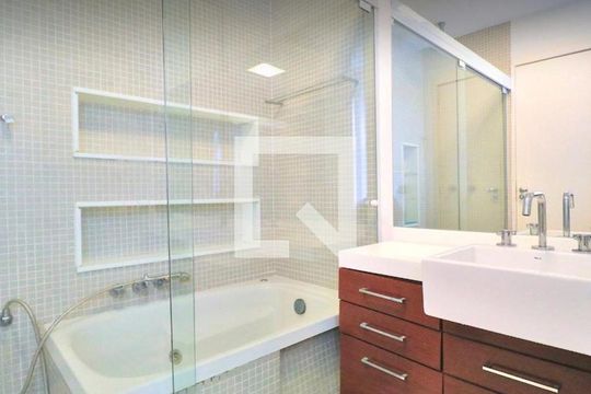 Banheiro da suíte 2 de apartamento à venda com 2 quartos, 96m² em Leblon, Rio de Janeiro