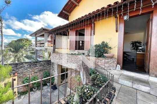 Varanda de casa à venda com 4 quartos, 333m² em Havaí, Belo Horizonte