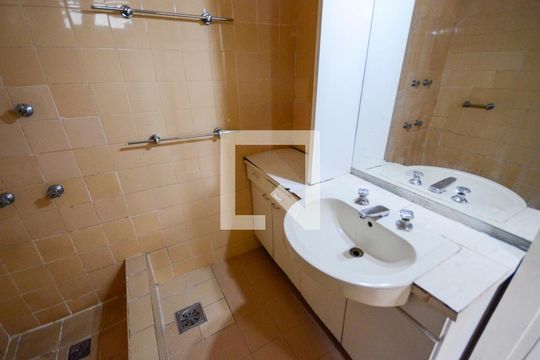 Banheiro de apartamento à venda com 2 quartos, 80m² em Grajaú, Rio de Janeiro