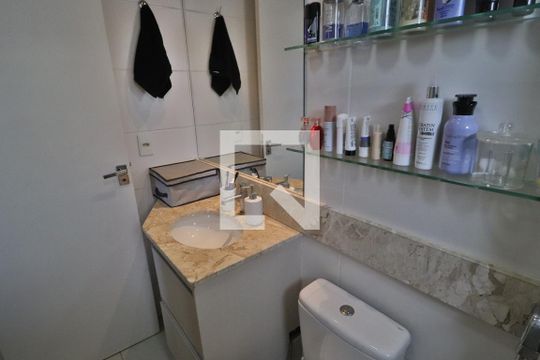 Banheiro da Suíte de apartamento para alugar com 2 quartos, 70m² em Tubalina, Uberlândia