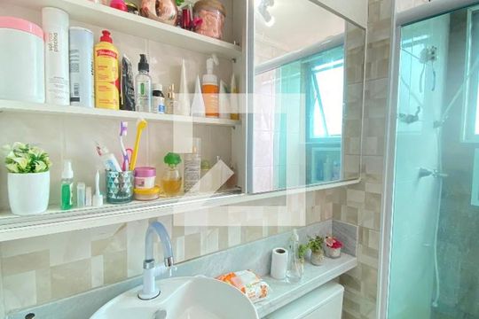 Banheiro Social de apartamento à venda com 2 quartos, 54m² em Jardim Vila Galvao, Guarulhos