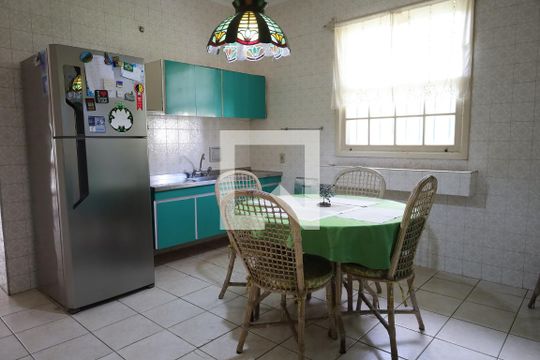 Cozinha 2 de casa à venda com 3 quartos, 250m² em Jardim Guarapiranga, São Paulo