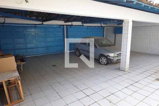 Garagem de casa à venda com 3 quartos, 250m² em Jardim Guarapiranga, São Paulo