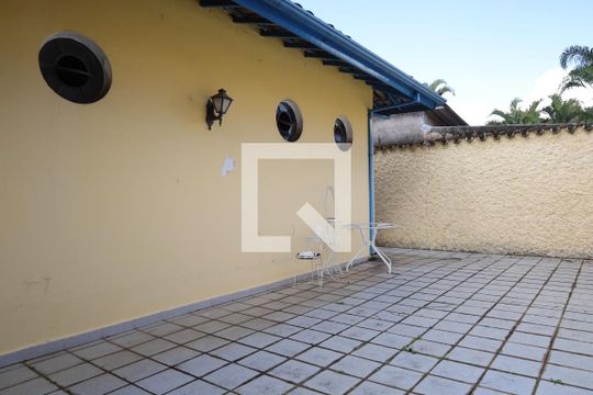 Área Externa de casa à venda com 3 quartos, 250m² em Jardim Guarapiranga, São Paulo
