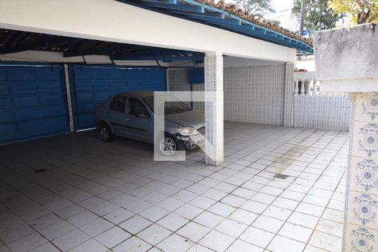 Garagem de casa à venda com 3 quartos, 250m² em Jardim Guarapiranga, São Paulo