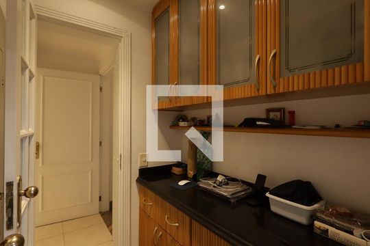 Corredor cozinha de apartamento à venda com 4 quartos, 230m² em Morumbi, São Paulo
