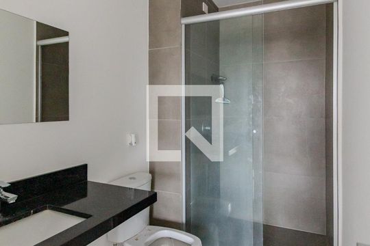 Banheiro de kitnet/studio à venda com 1 quarto, 35m² em Teresópolis, Porto Alegre