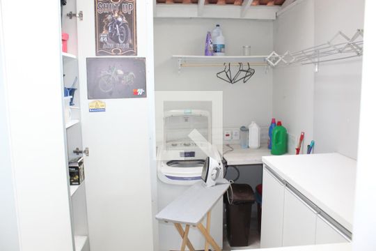 Lavanderia de casa de condomínio para alugar com 3 quartos, 150m² em Jardim Rebelato, Cotia