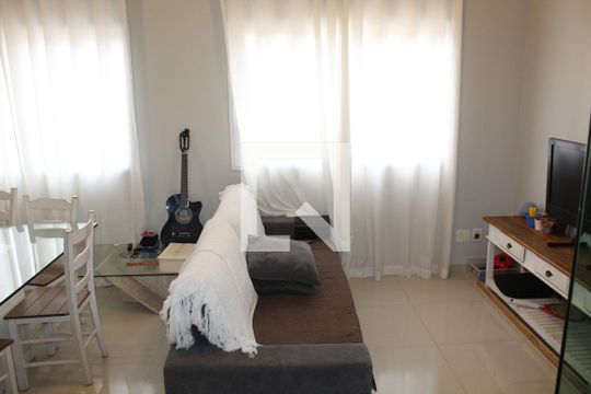Sala de casa de condomínio para alugar com 3 quartos, 150m² em Jardim Rebelato, Cotia