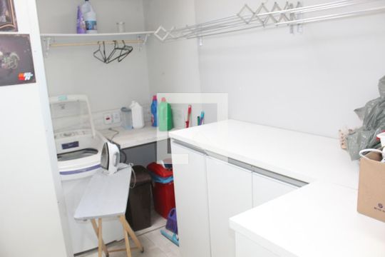 Lavanderia de casa de condomínio para alugar com 3 quartos, 150m² em Jardim Rebelato, Cotia