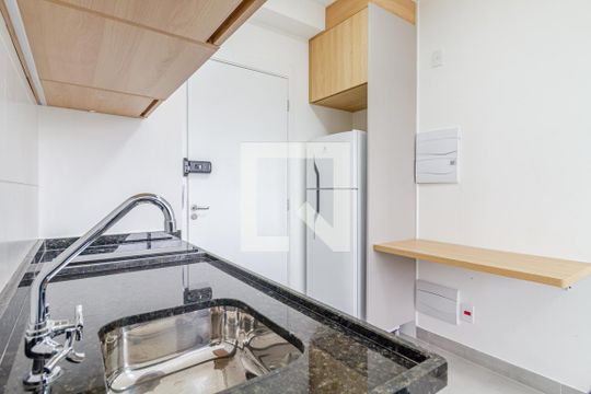 Cozinha de apartamento para alugar com 1 quarto, 25m² em Pinheiros, São Paulo