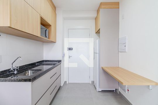 Cozinha de apartamento para alugar com 1 quarto, 25m² em Pinheiros, São Paulo