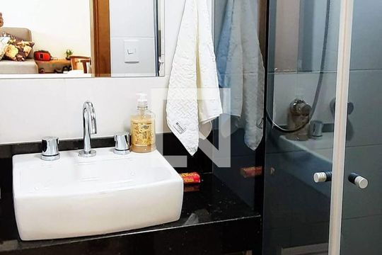 Banheiro de apartamento para alugar com 1 quarto, 40m² em Portão, Curitiba