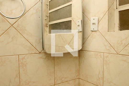 Banheiro de apartamento à venda com 1 quarto, 52m² em São Geraldo, Porto Alegre