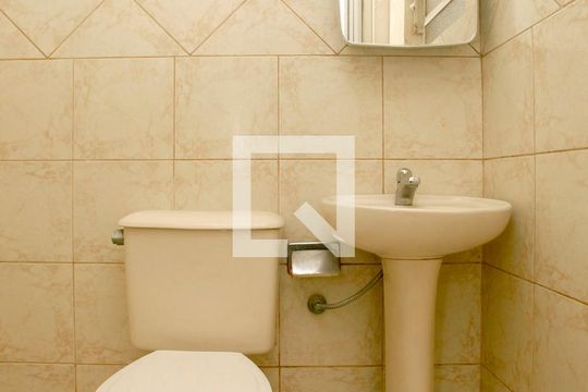 Banheiro de apartamento à venda com 1 quarto, 52m² em São Geraldo, Porto Alegre
