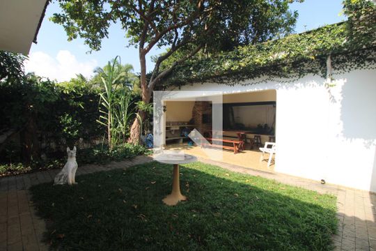 Área Externa de casa à venda com 4 quartos, 400m² em Jardim Marajoara, São Paulo