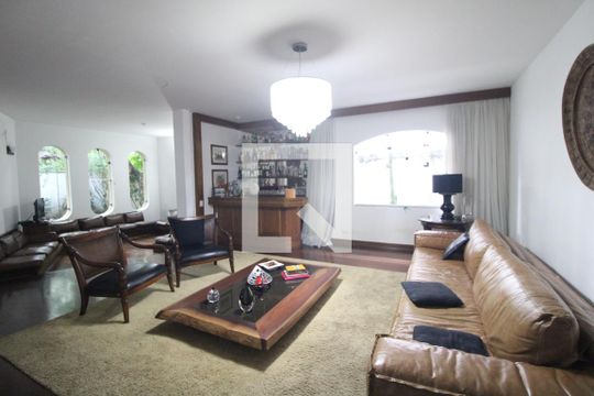 Casa à venda com 4 quartos, 400m² em Jardim Marajoara, São Paulo