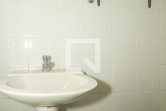 Banheiro de Serviço de apartamento à venda com 3 quartos, 108m² em Petrópolis, Porto Alegre