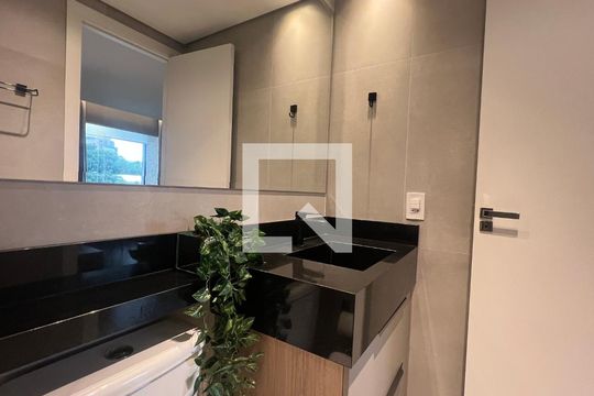 Banheiro de kitnet/studio para alugar com 1 quarto, 27m² em Pinheiros, São Paulo