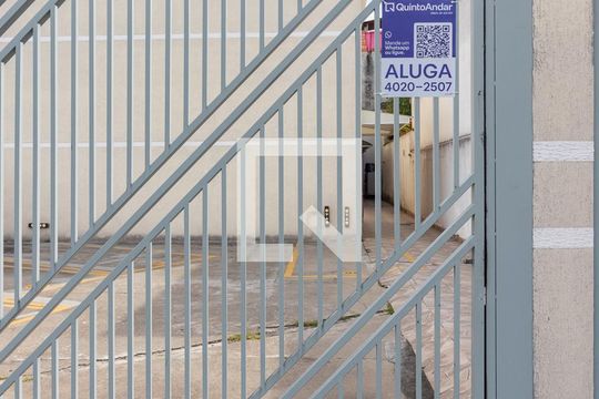 Fachada + Plaquinha de casa de condomínio para alugar com 2 quartos, 80m² em Vila Ré, São Paulo