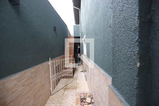 Corredor de casa para alugar com 2 quartos, 150m² em Jardim Monte Cristo, Suzano