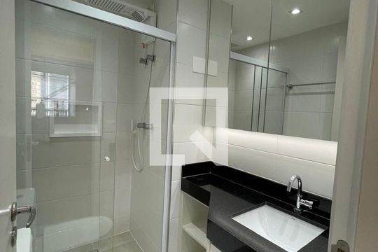 Banheiro de kitnet/studio para alugar com 1 quarto, 25m² em Sumarezinho, São Paulo