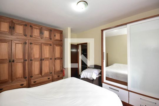 Quarto 1 de casa para alugar com 3 quartos, 485m² em Vila Morse, São Paulo