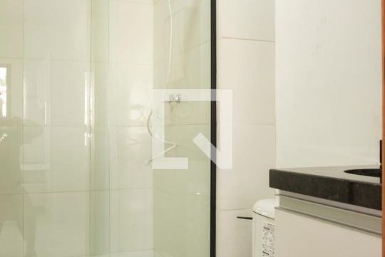 Banheiro de kitnet/studio para alugar com 1 quarto, 26m² em São Judas, São Paulo