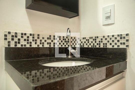 Banheiro de kitnet/studio para alugar com 1 quarto, 26m² em São Judas, São Paulo