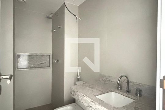 Banheiro social de apartamento à venda com 3 quartos, 112m² em Botafogo, Rio de Janeiro