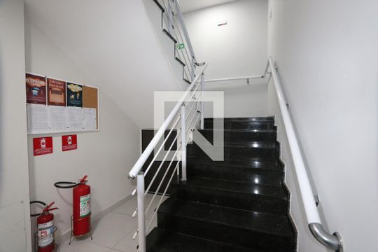 Acesso ao imóvel de apartamento para alugar com 2 quartos, 42m² em Jardim Piqueroby, São Paulo