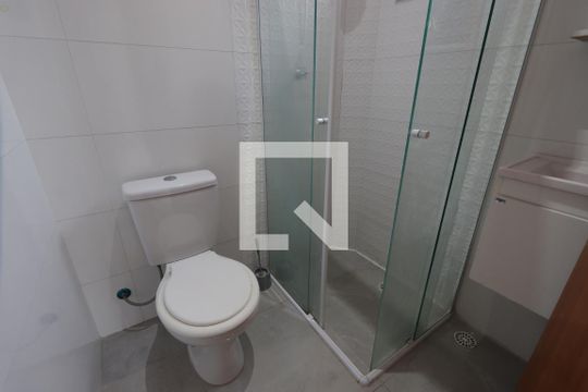 Banheiro de apartamento para alugar com 2 quartos, 42m² em Jardim Piqueroby, São Paulo