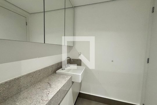 Banheiro de apartamento à venda com 1 quarto, 44m² em Indianópolis, São Paulo