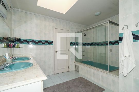 Banheiro da Suíte 2  de casa à venda com 4 quartos, 372m² em Vila Jardim, Porto Alegre