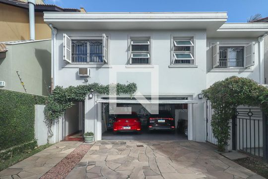 Fachada de casa à venda com 4 quartos, 372m² em Vila Jardim, Porto Alegre