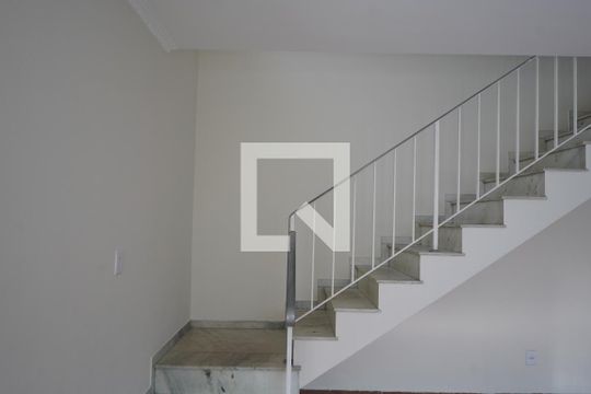 Escada de casa para alugar com 3 quartos, 175m² em Vila Regente Feijó, São Paulo
