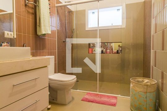 Banheiro 2 de casa de condomínio à venda com 4 quartos, 350m² em Alphaville, Santana de Parnaíba