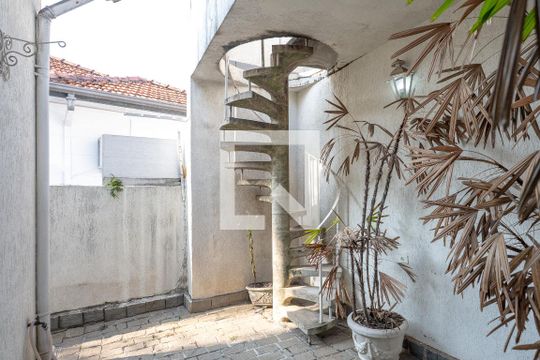 Quintal de casa para alugar com 2 quartos, 323m² em Liberdade, São Paulo