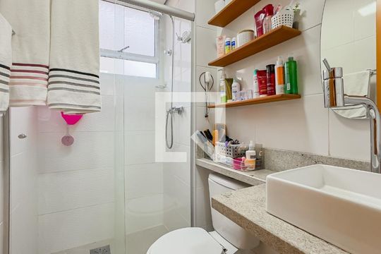 Banheiro de apartamento à venda com 2 quartos, 43m² em Morro Santana, Porto Alegre