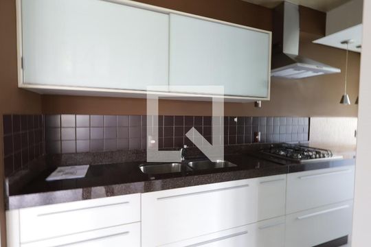 Cozinha de apartamento para alugar com 1 quarto, 70m² em Vila Suzana, São Paulo