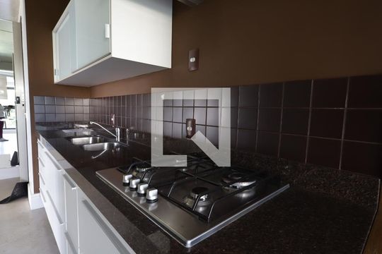 Cozinha de apartamento para alugar com 1 quarto, 70m² em Vila Suzana, São Paulo