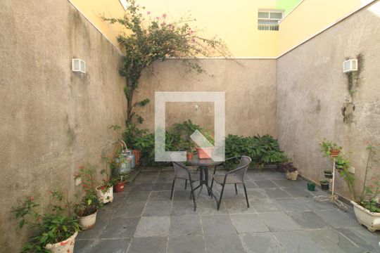 Fundos da casa de casa à venda com 3 quartos, 125m² em Jardim Prudência, São Paulo