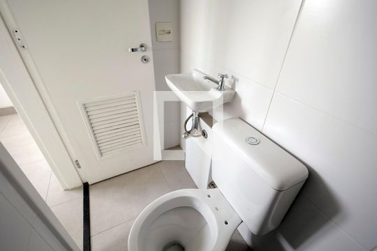 Banheiro area de serviço de apartamento para alugar com 3 quartos, 107m² em Vila Homero Thon, Santo André
