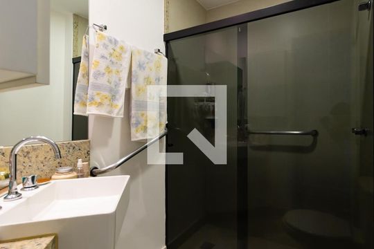 Banheiro da suíte 1 de apartamento à venda com 3 quartos, 140m² em Humaitá, Rio de Janeiro