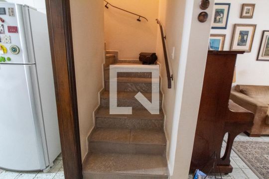 Escada de casa à venda com 4 quartos, 160m² em Vila Cordeiro, São Paulo