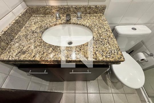 Banheiro da Suíte de apartamento para alugar com 1 quarto, 69m² em Moema, São Paulo