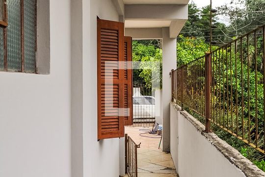 Corredor externo  de casa à venda com 3 quartos, 90m² em Vila Nova, Porto Alegre